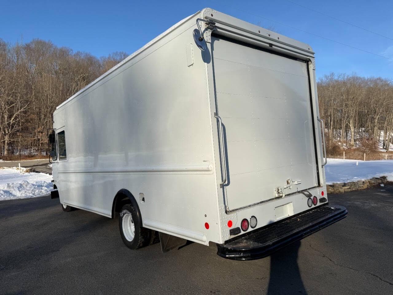 2018 Ford E-Series image 9