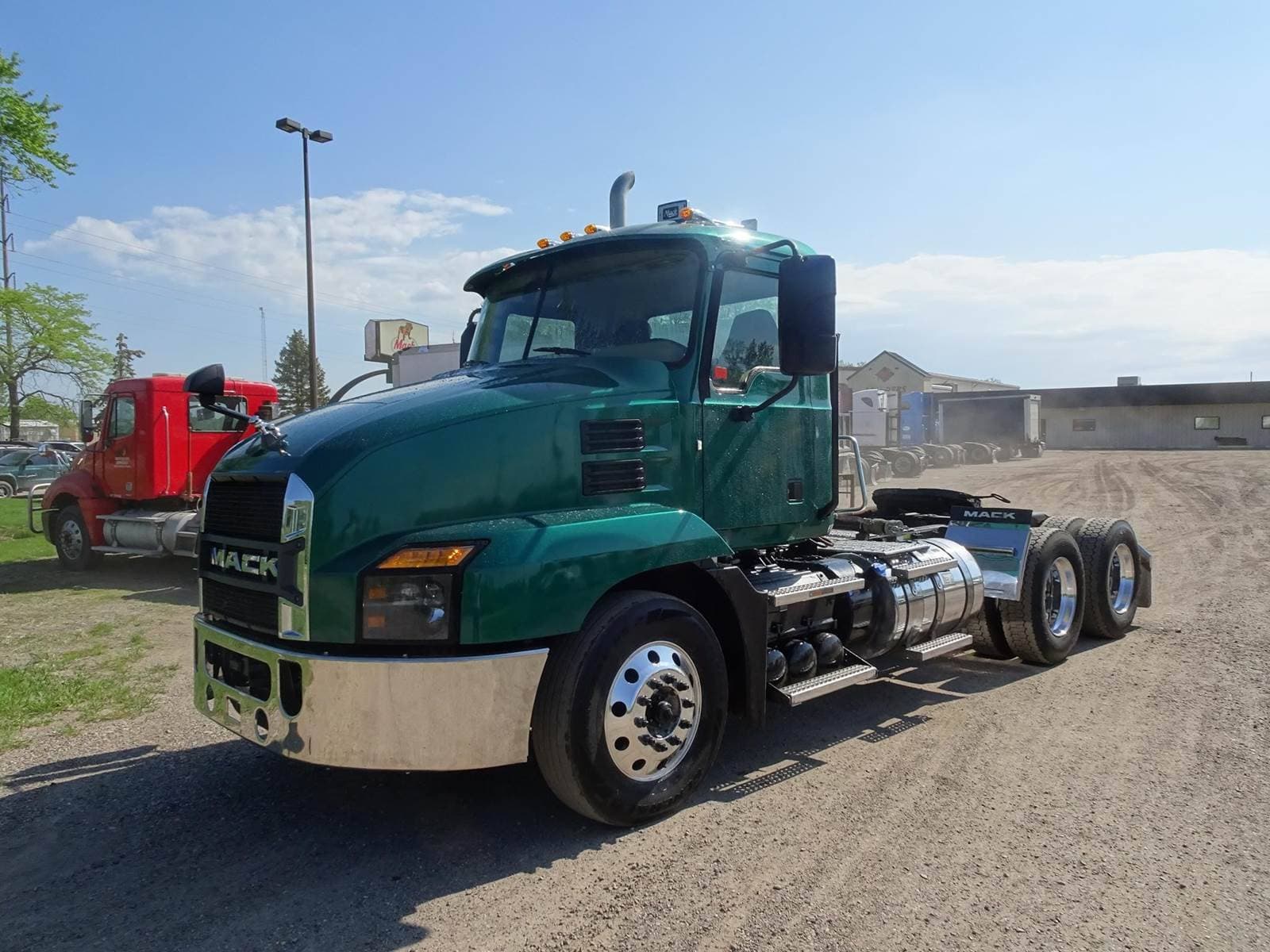 2025 Mack Anthem image 1