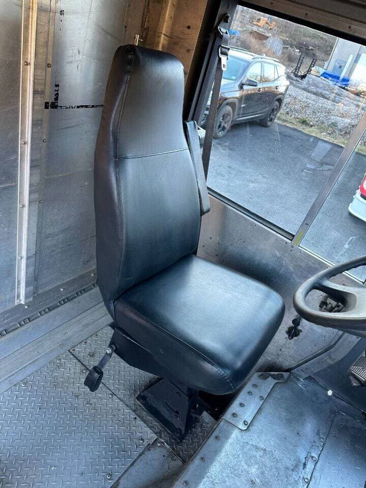 2010 Freightliner MT45 image 8