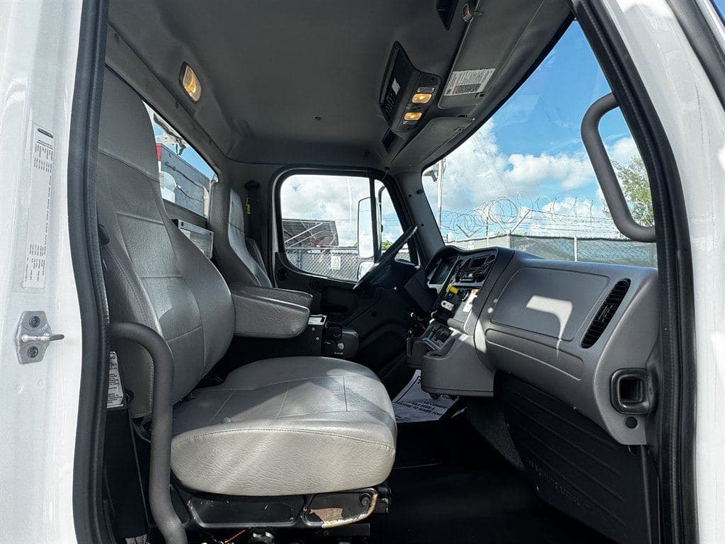 2017 Freightliner M2-106 image 54