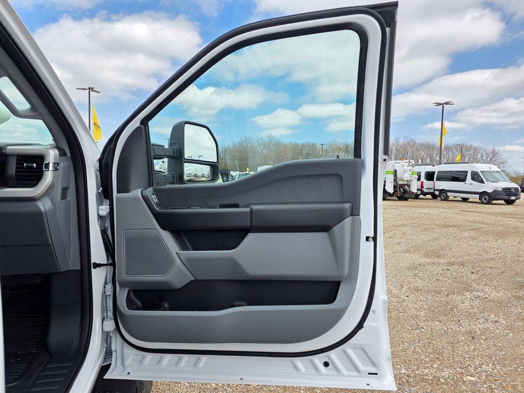 2026 Ford F-450SD XL DRW CAB CHASSIS image 35