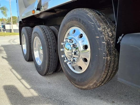 2025 Kenworth T880 image 10