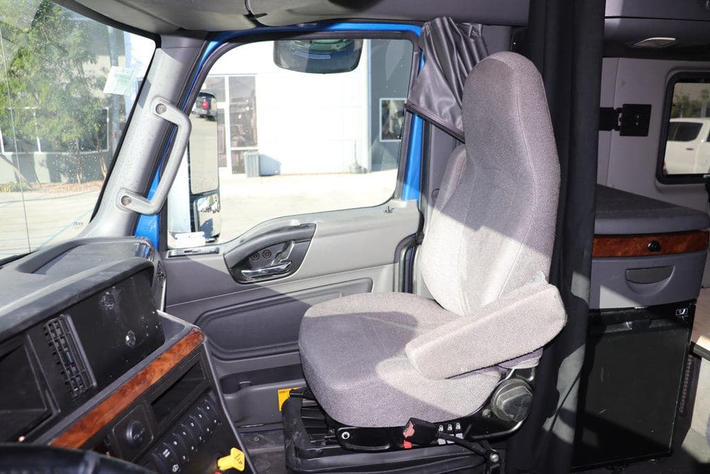 Used 2022 INTERNATIONAL LT625 image 5