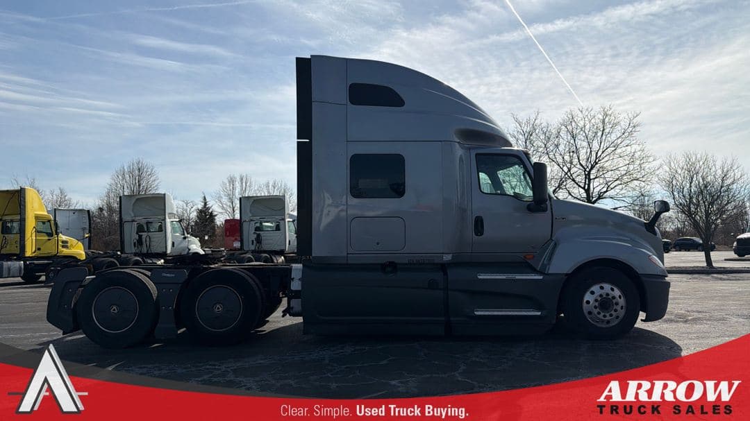 2022 International LT625 image 2