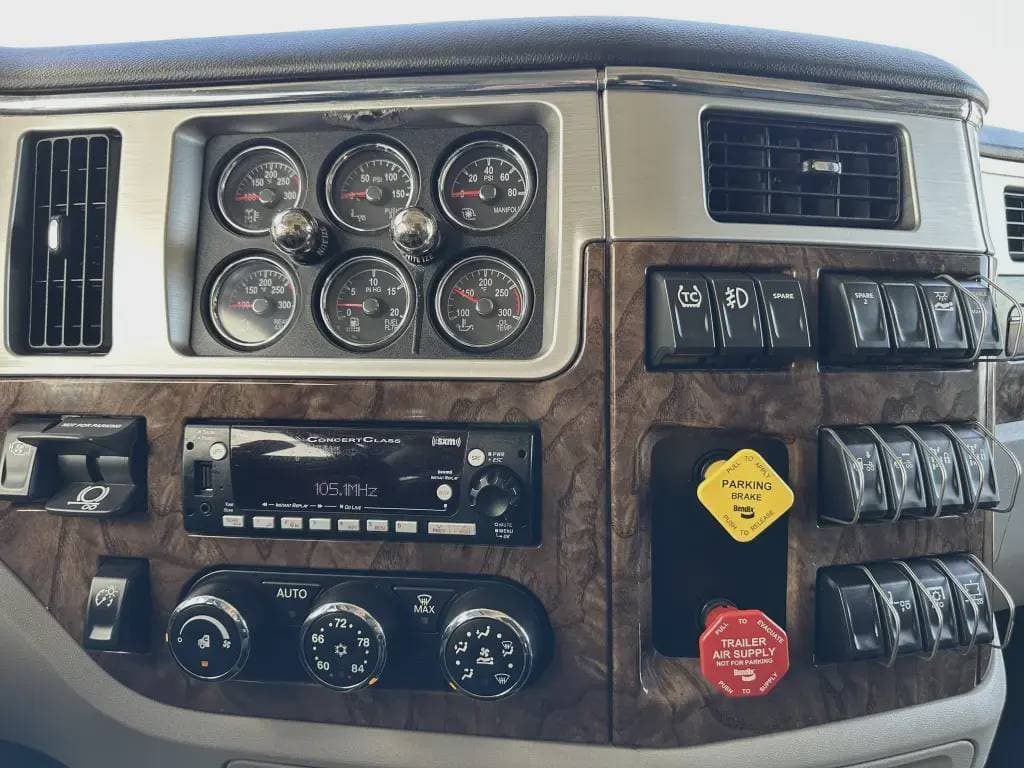 2025 Peterbilt 589 image 6