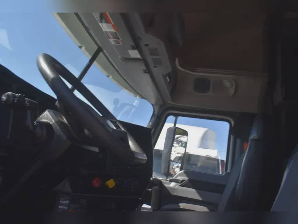 Used 2020 MACK Conventional - Sleeper Truck image 4