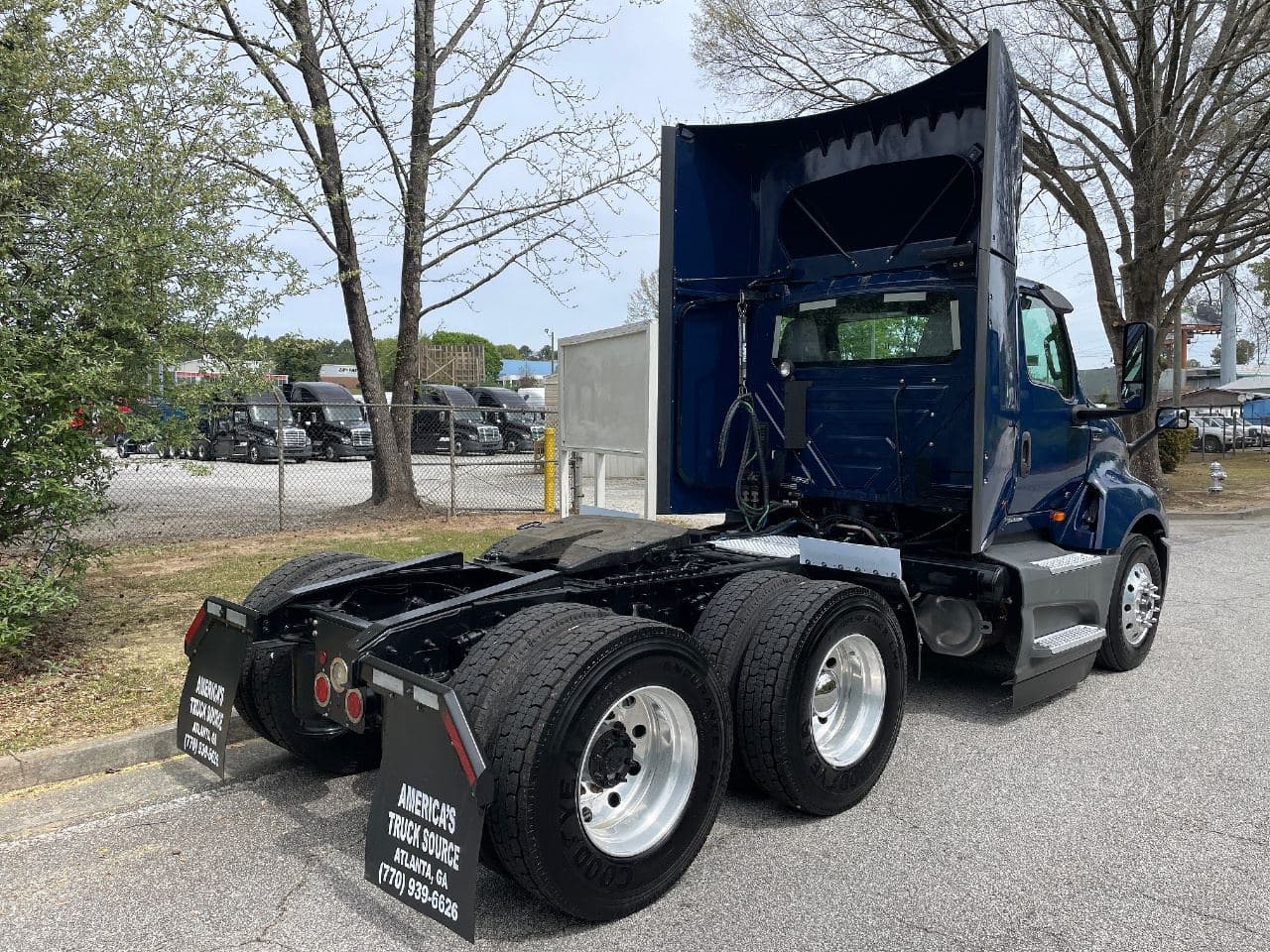 2021 International LT625 image 3