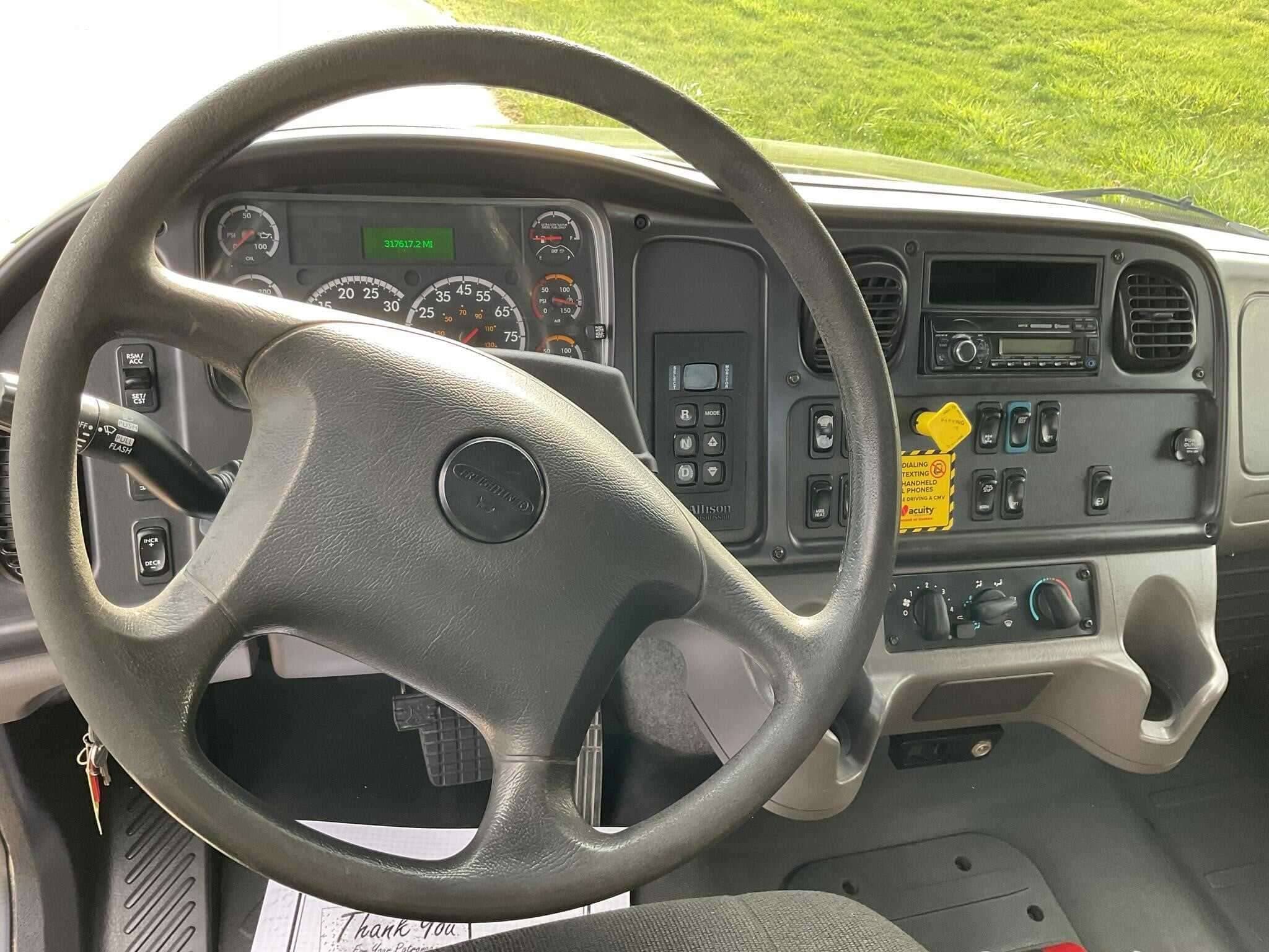 2017 Freightliner M2 image 2
