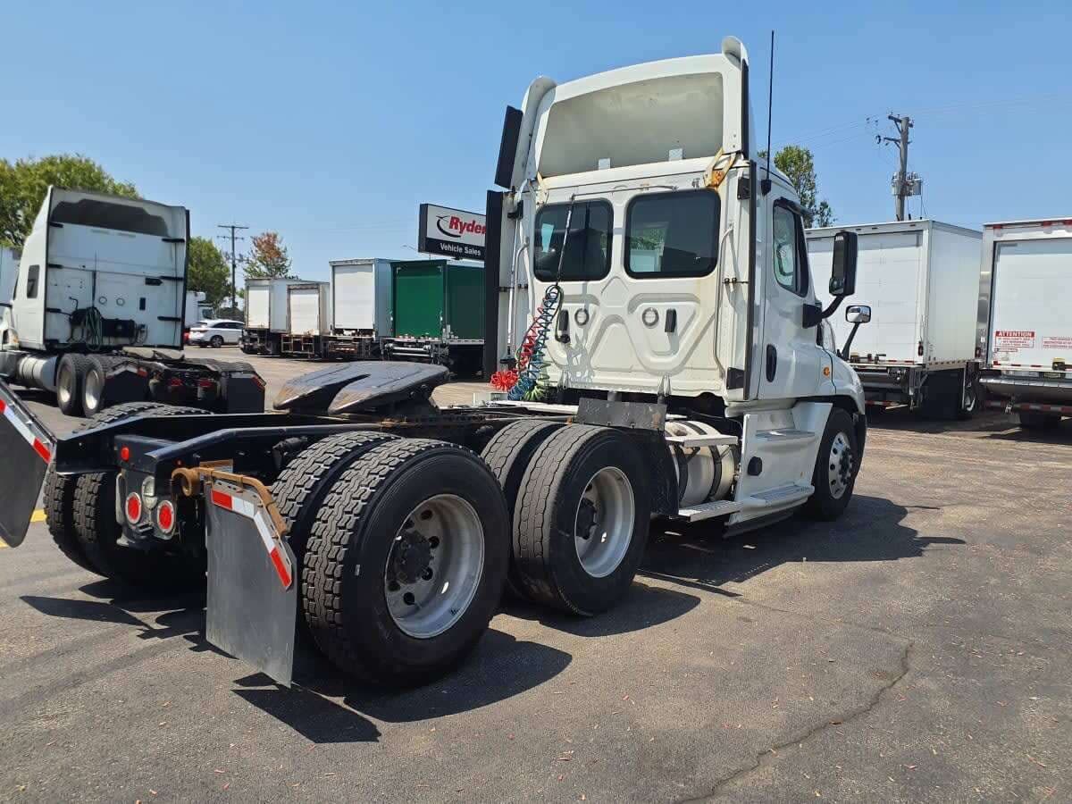 Used 2019 FREIGHTLINER Conventional - Day Cab - CASCADIA 125 image 6