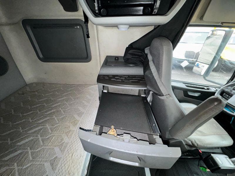 2020 Volvo VNL image 42