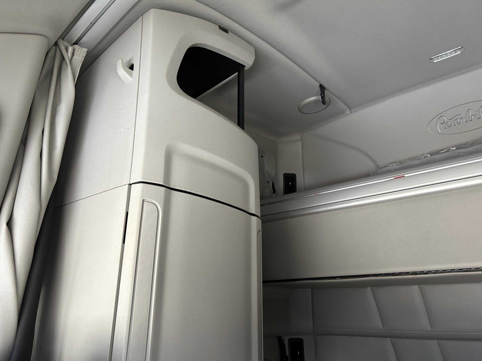2020 Peterbilt 579 image 24
