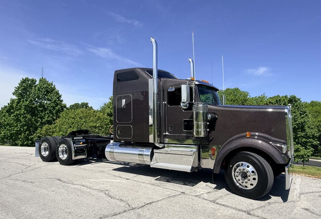 New 2027 KENWORTH W900L image 1