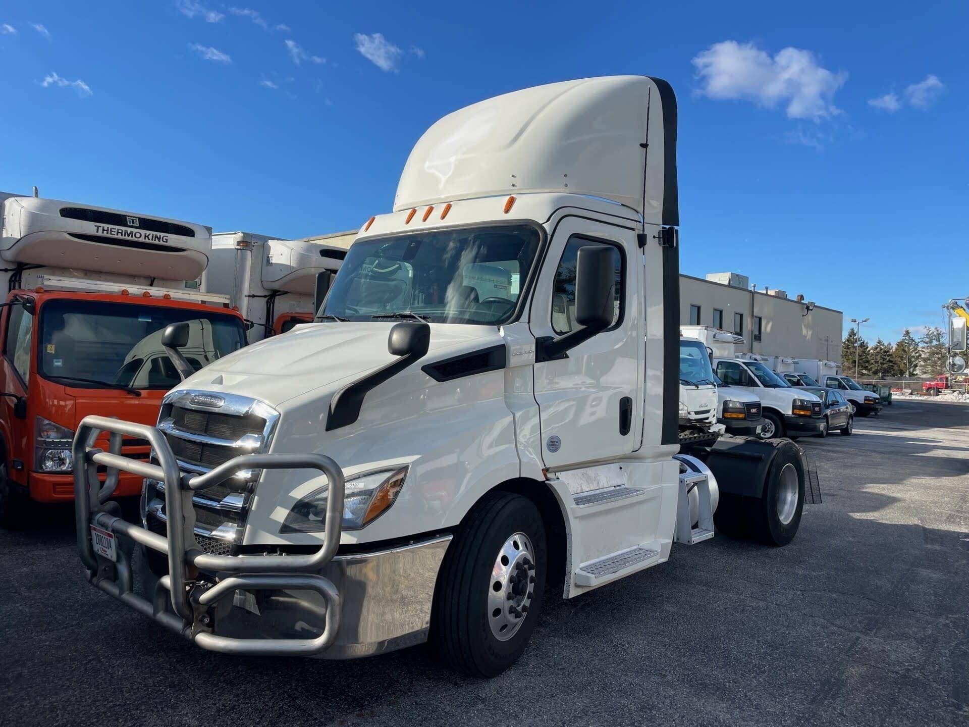 Used 2019 FREIGHTLINER/MERCEDES Conventional - Day Cab - NEW CASCADIA 116 image 1
