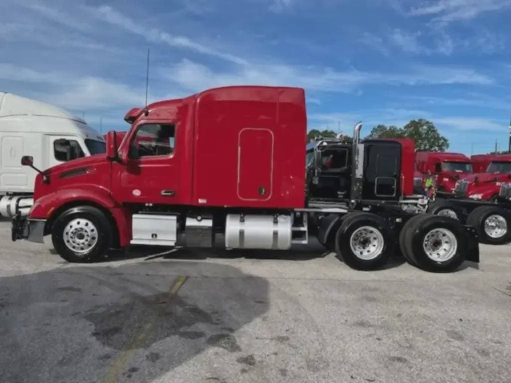 2022 Peterbilt 579 image 2