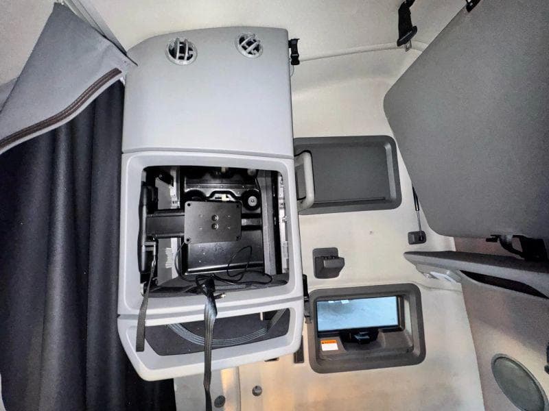 2020 Volvo VNL image 31