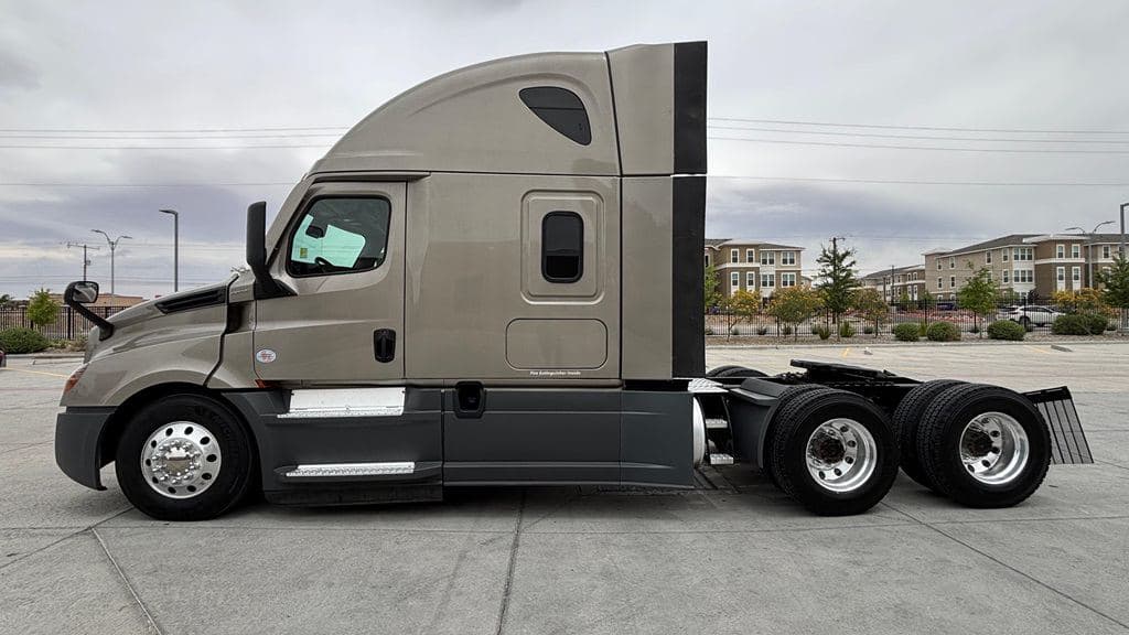 Used 2024 FREIGHTLINER PT126064ST image 3
