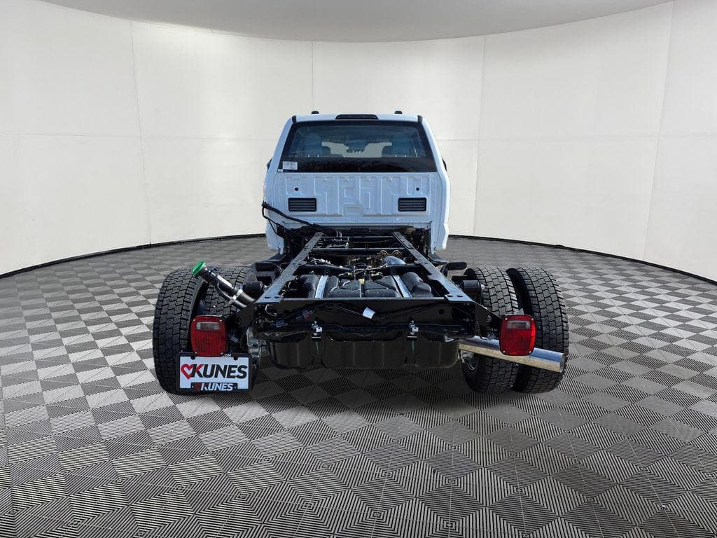 2026 Ford F-450SD XL DRW CAB CHASSIS image 7