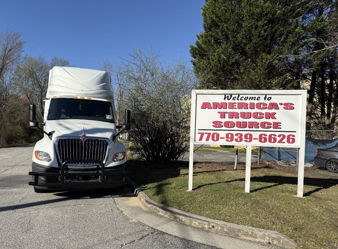 2018 International LT625 image 6