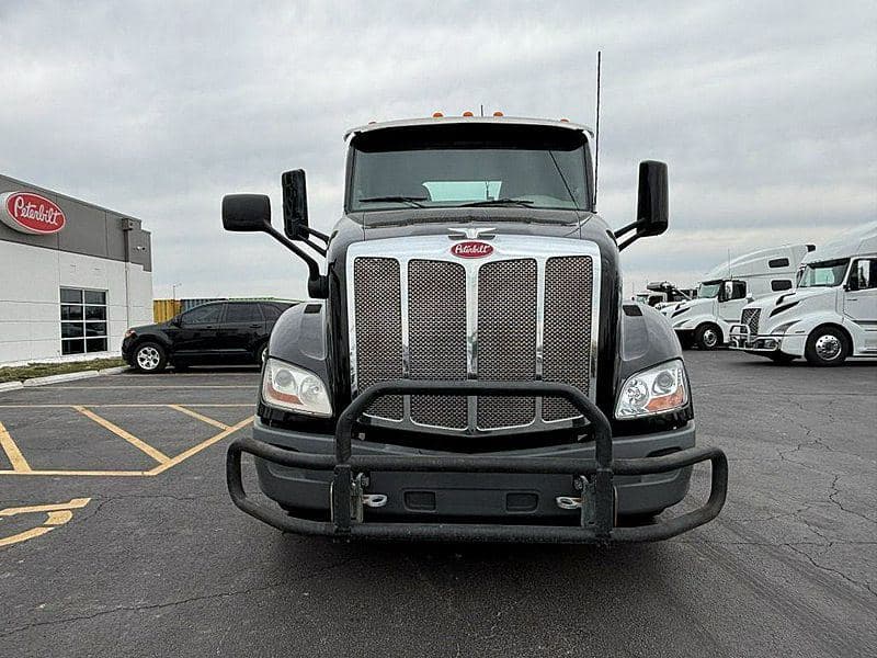 2021 Peterbilt 579 image 2