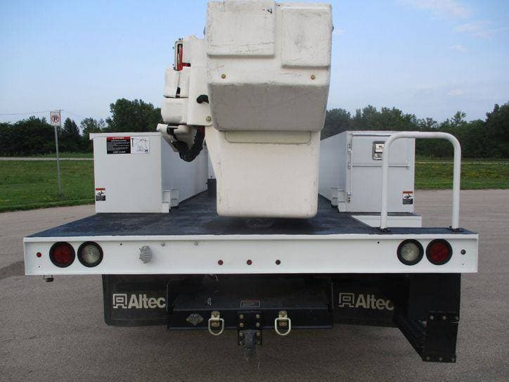 2017 Ford F550 BUCKET TRUCK 4X4 image 4