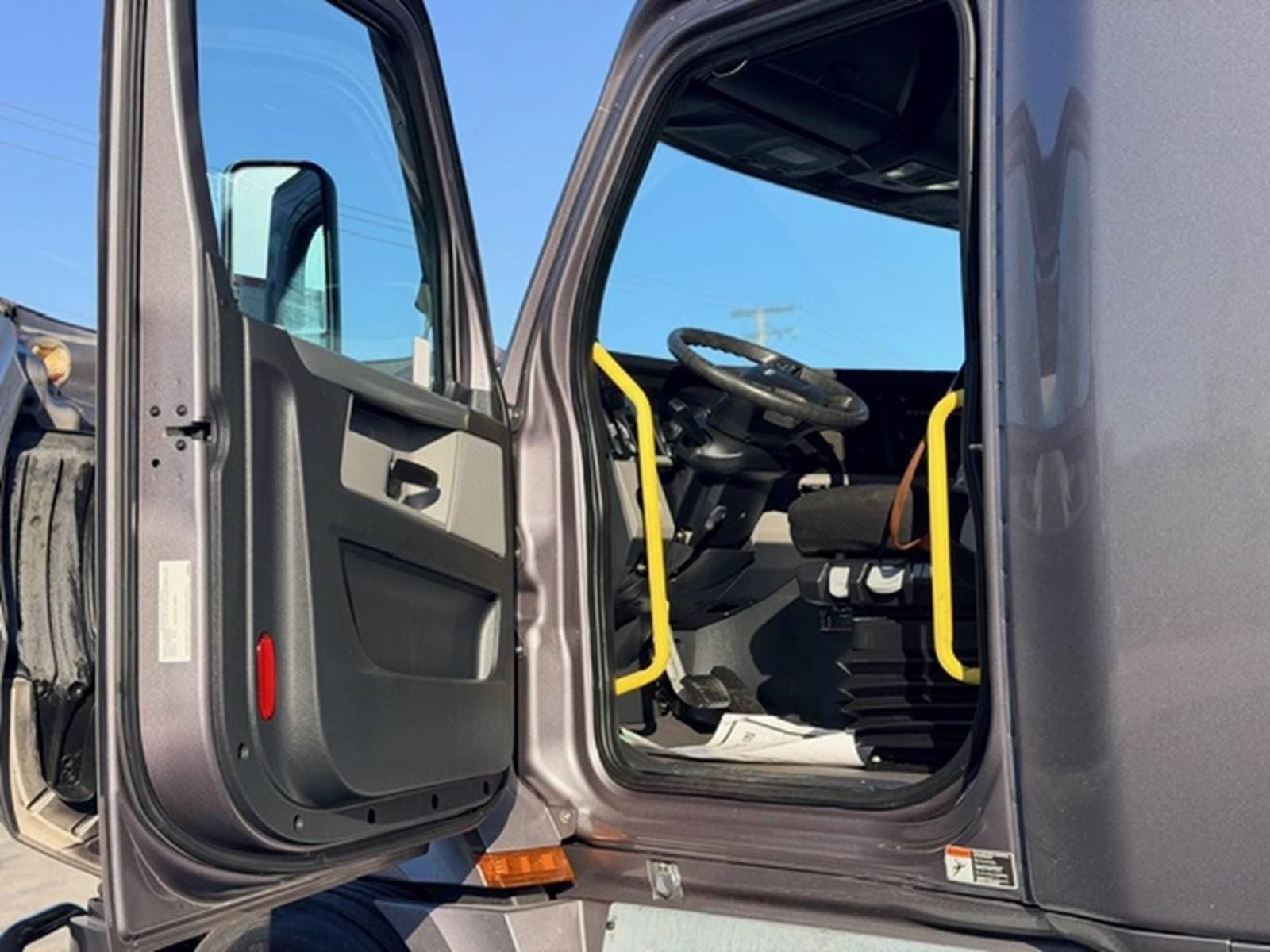 2022 Freightliner Cascadia 125 Sleeper Semi Truck - 72" Raised Roof Sleeper, Detroit 455HP, Automatic image 12