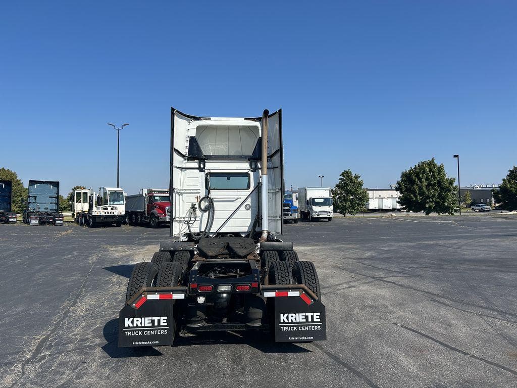 2020 Volvo VNR image 4