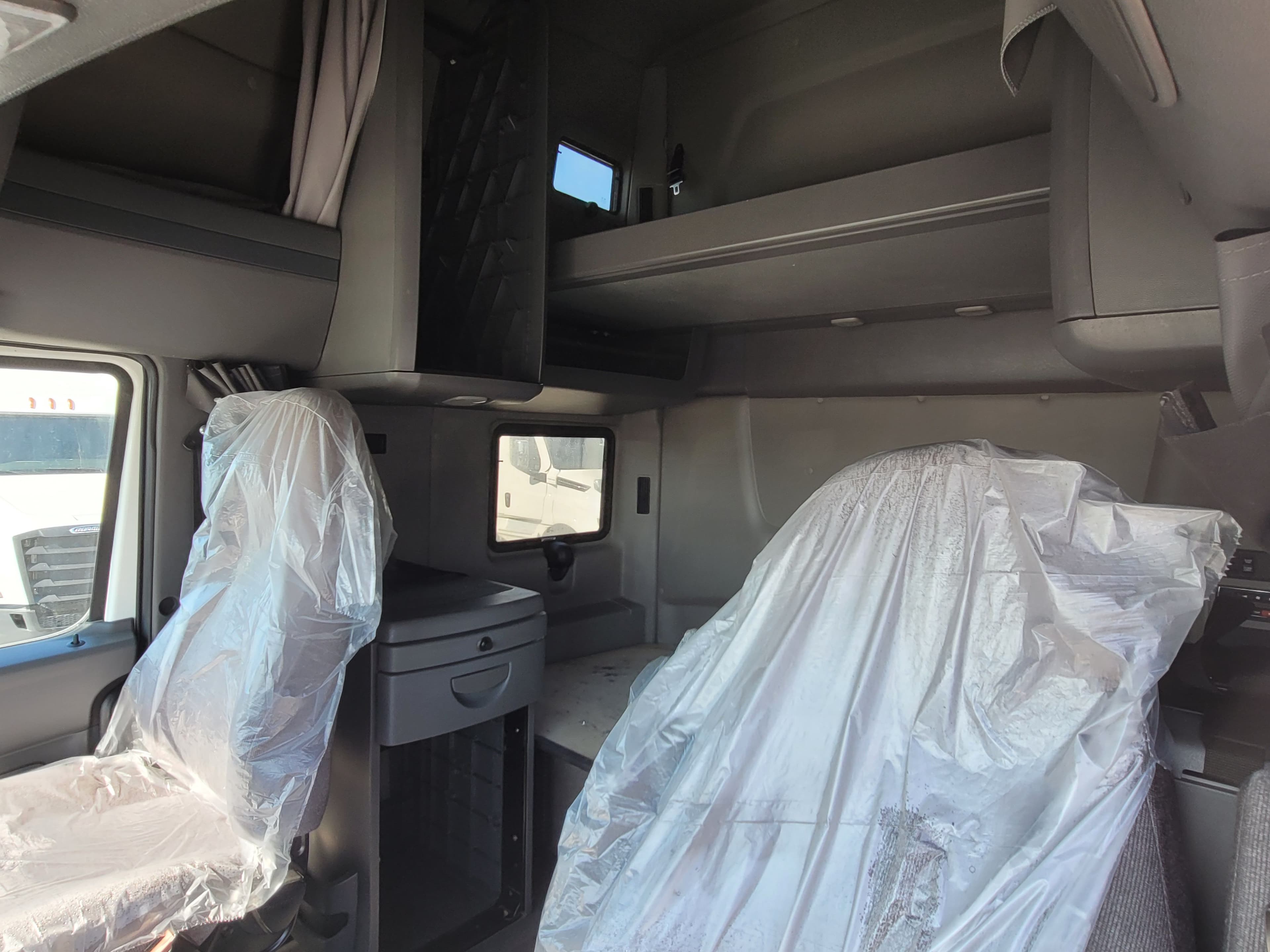 2022 International LT image 8