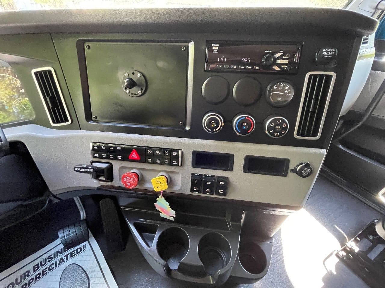 2020 Freightliner Cascadia 126 image 24