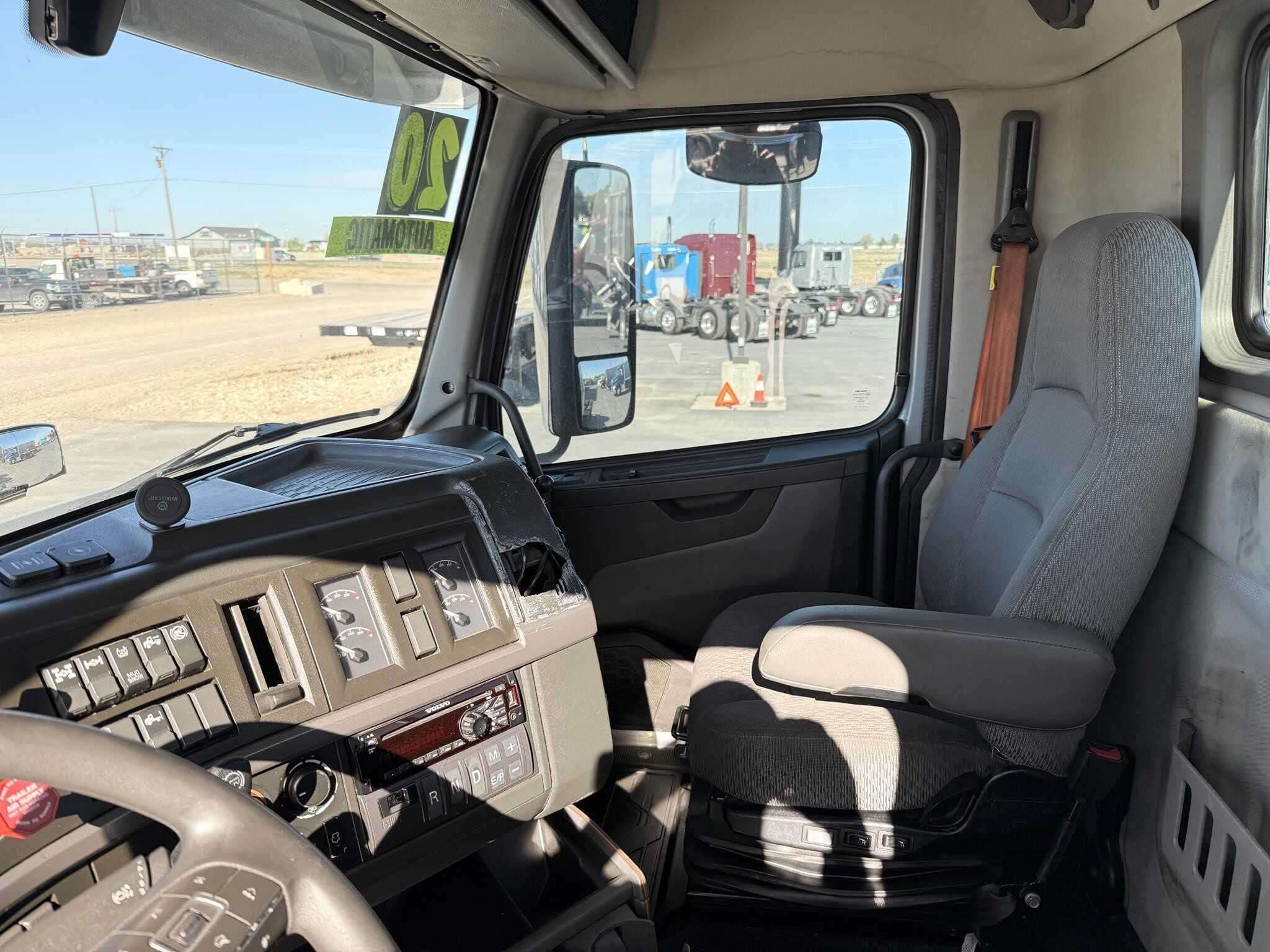 2020 Volvo VNR image 11