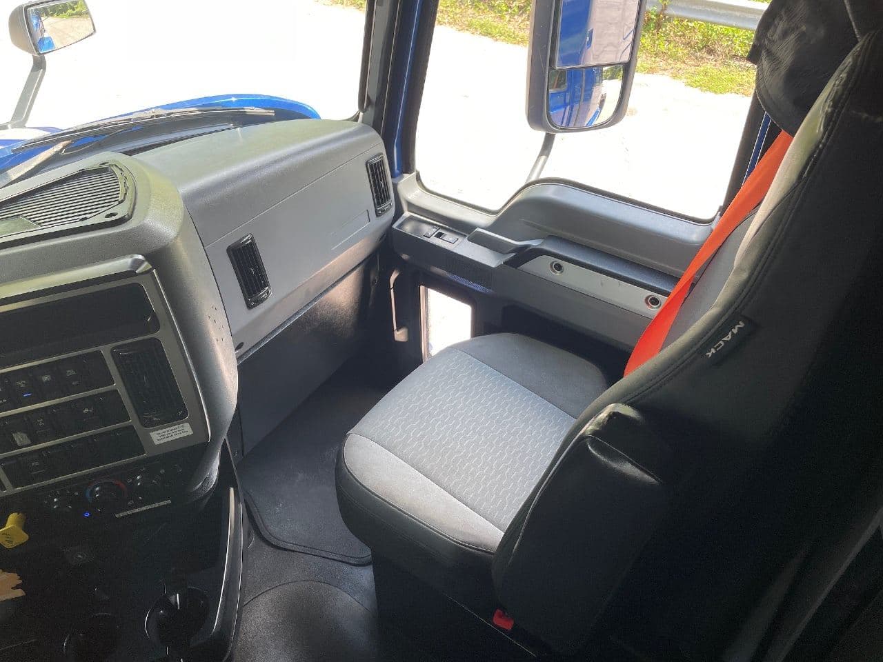 2019 Mack Anthem image 22