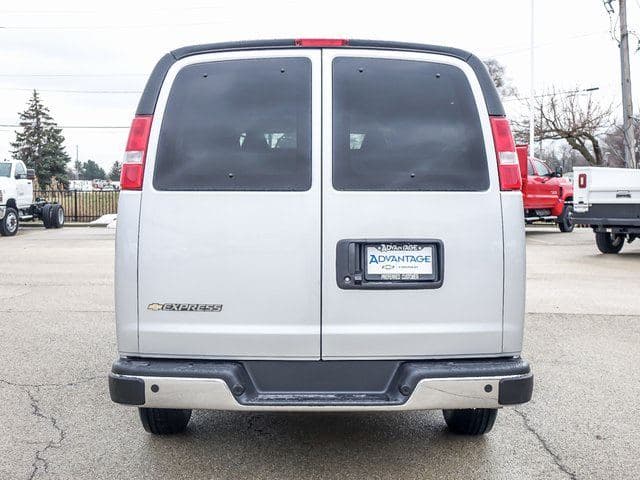 2025 Chevrolet Express 3500 LT 15 Passenger Van image 4