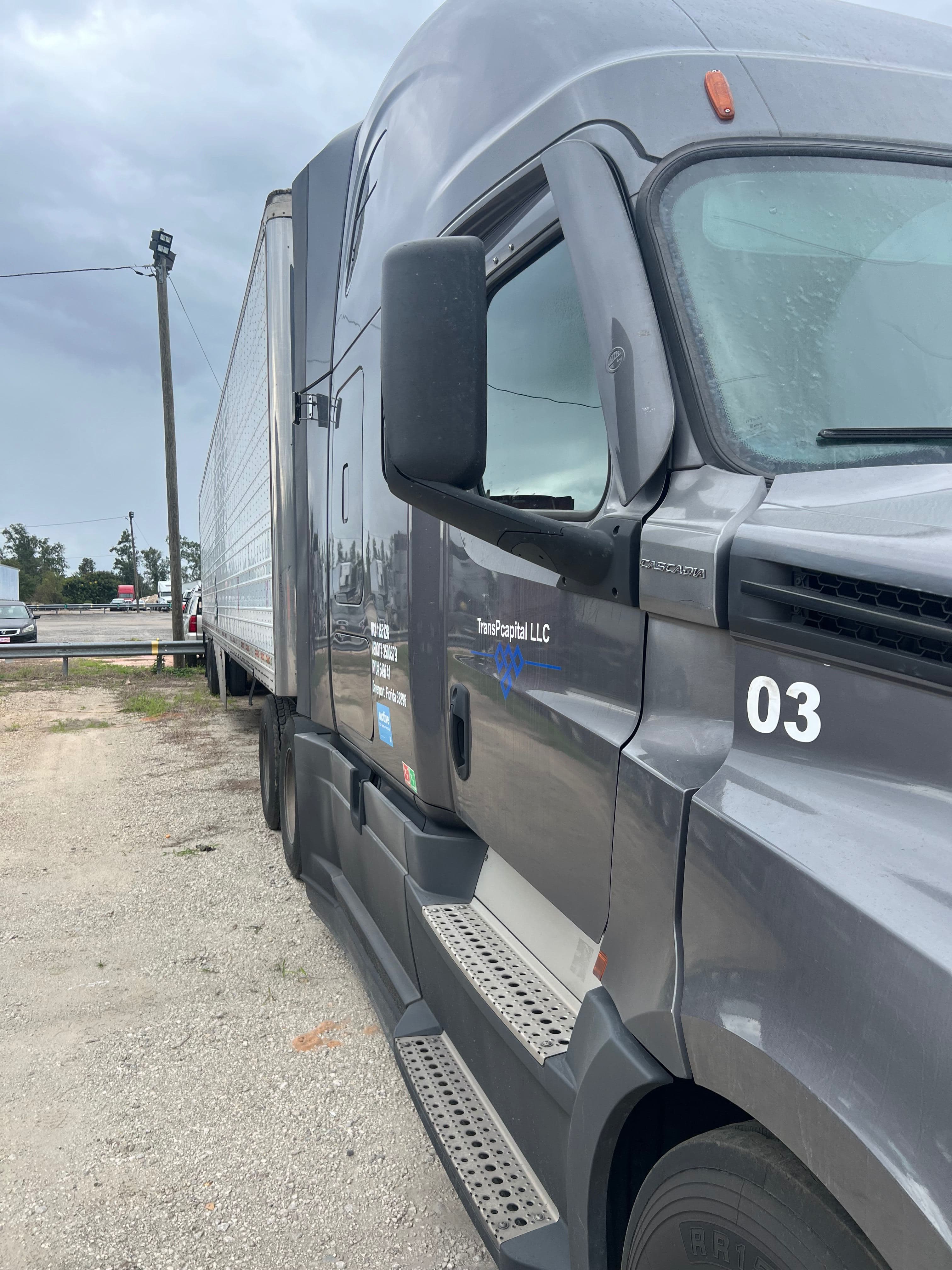 2020 Freightliner Cascadia image 2