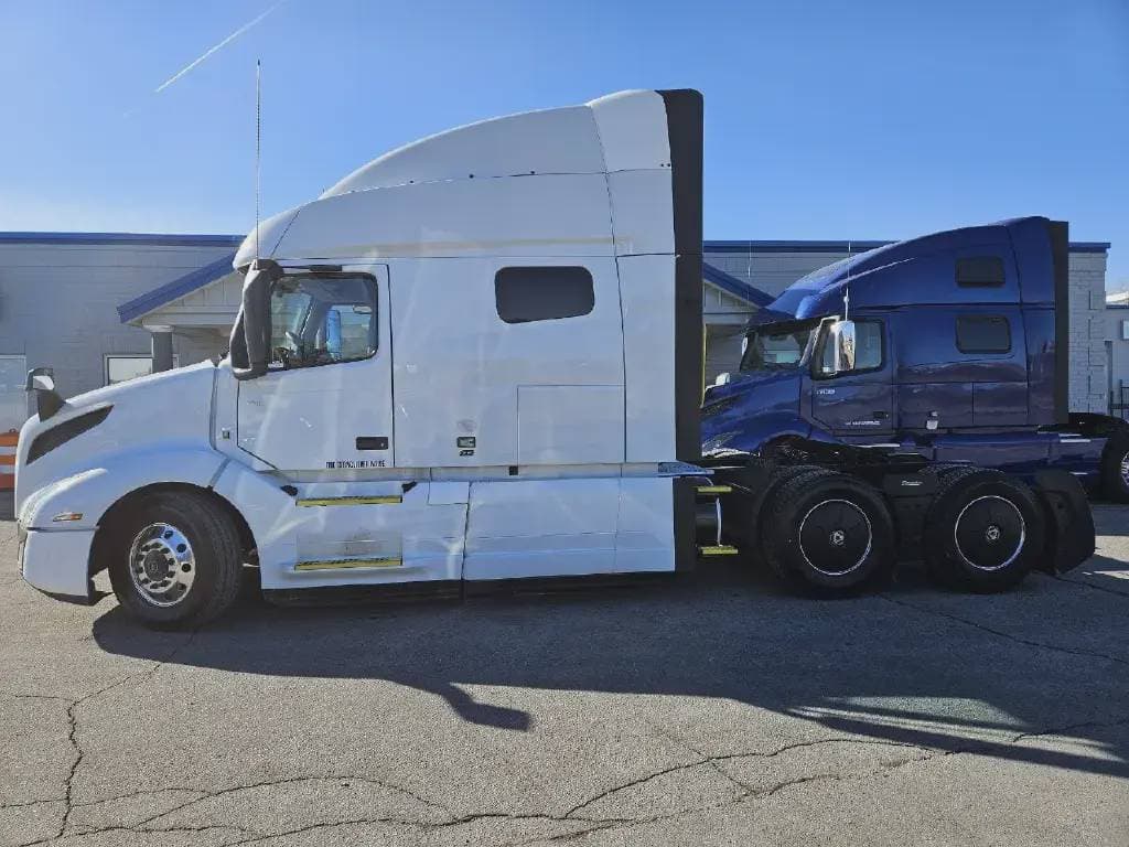 2022 Volvo VNL image 2