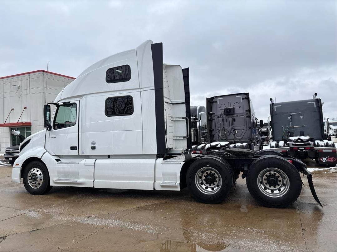 2023 Volvo VNL64T860 image 1