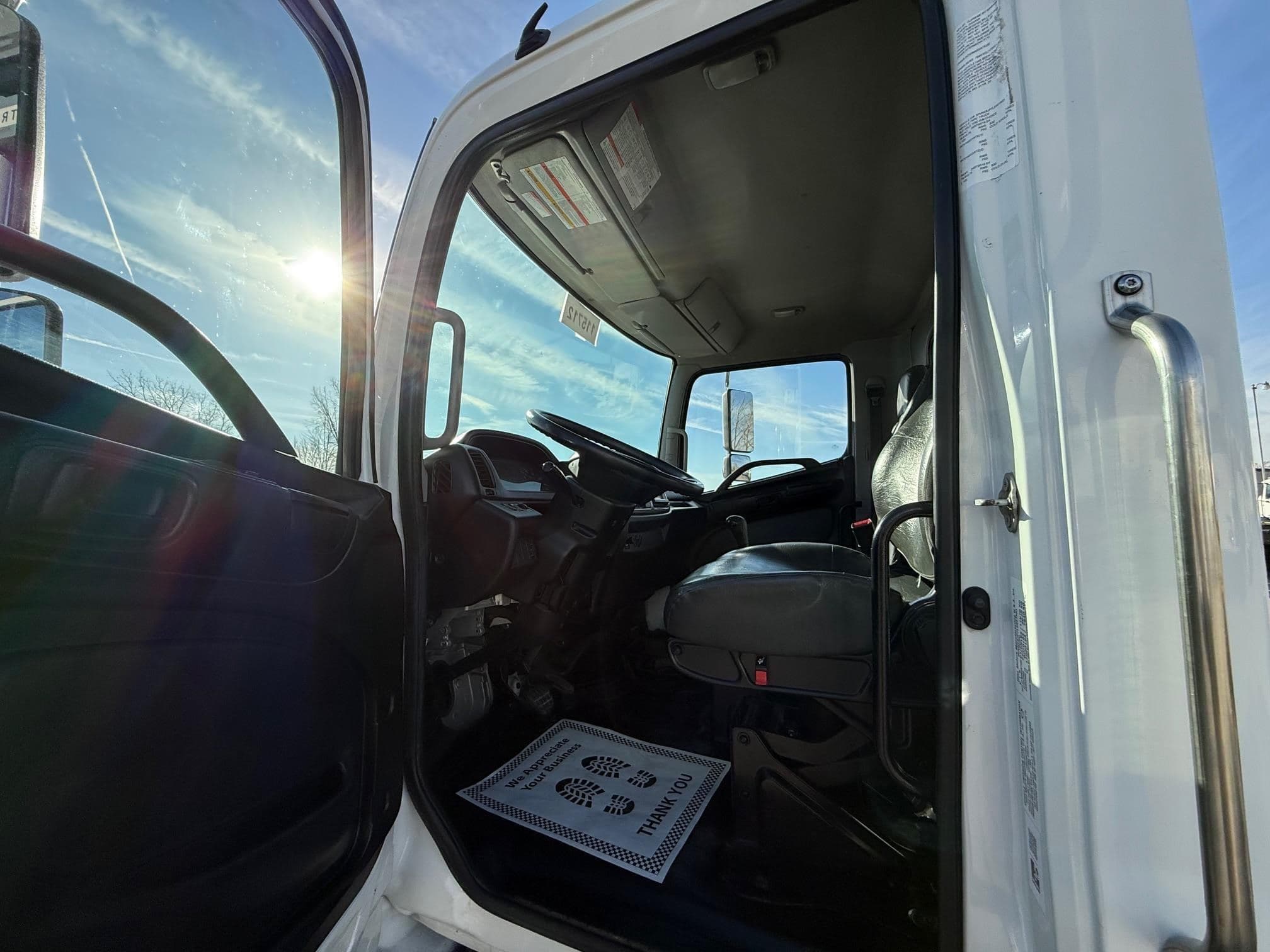 2020 HINO 268 115712 image 11