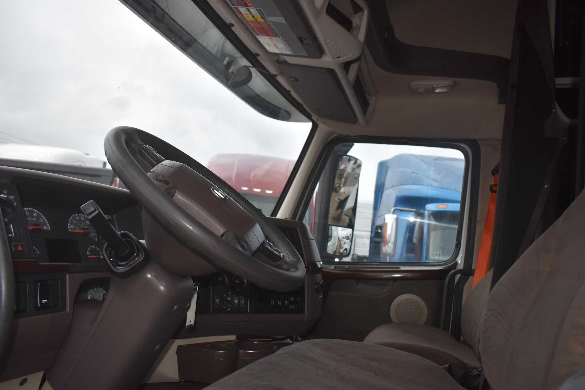 2017 VOLVO VNL64T670 image 2