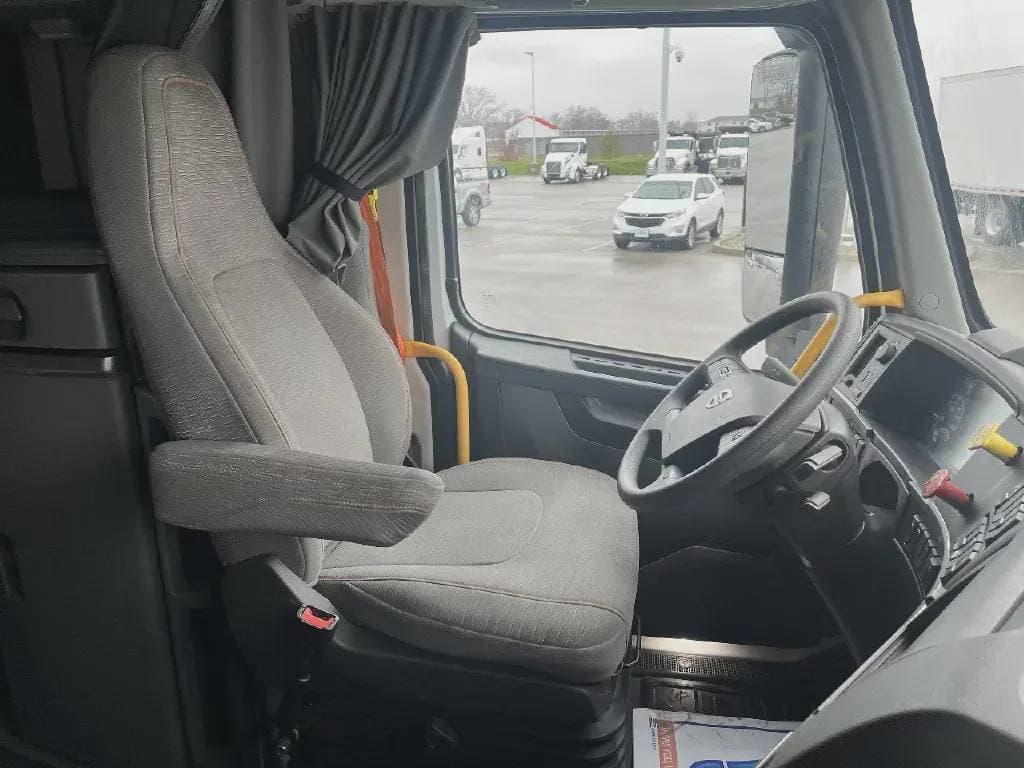 2022 Volvo VNL image 8