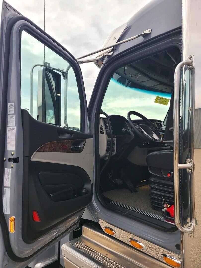2025 Peterbilt 589 image 9
