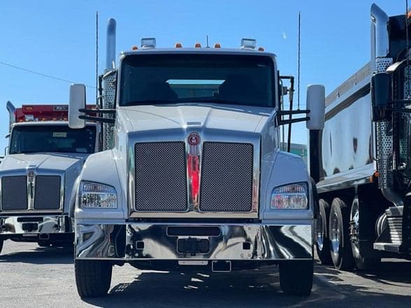 2025 Kenworth T880 image 2