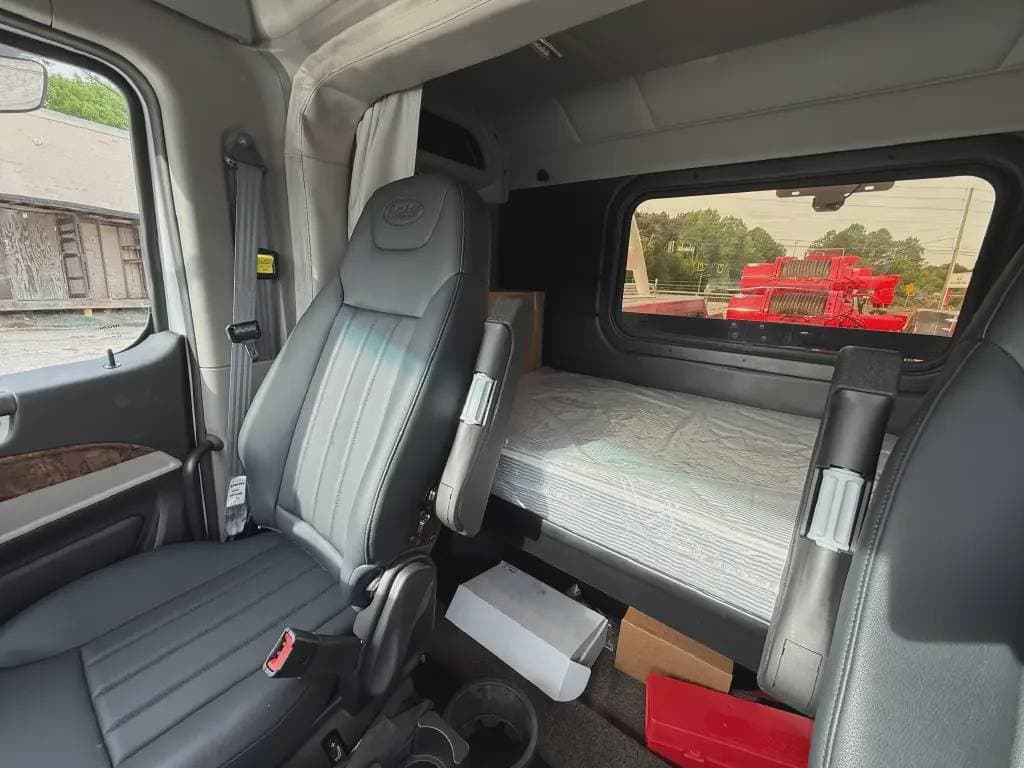 2025 Peterbilt 589 image 11