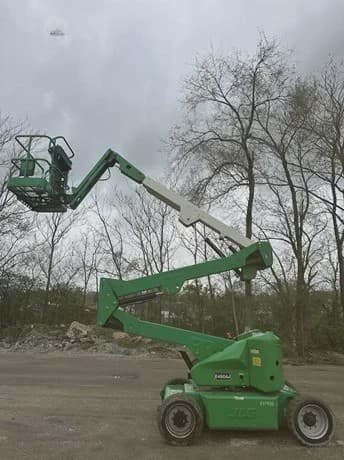 2013 JLG E450AJ image 6