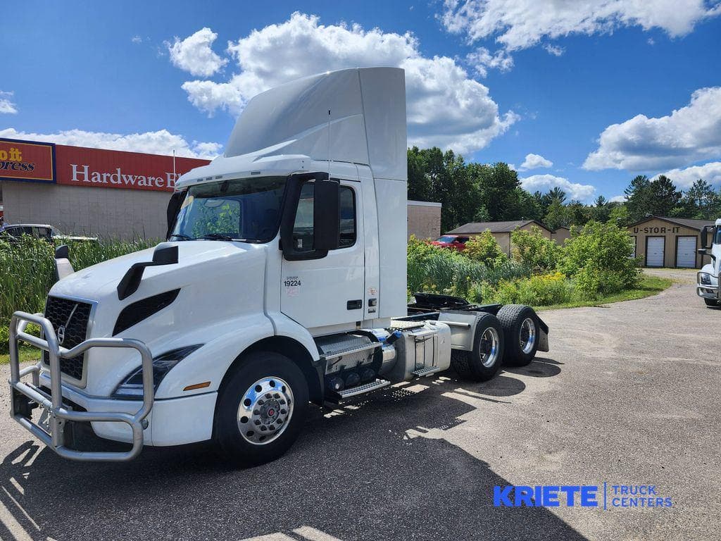 2020 Volvo VNR image 1