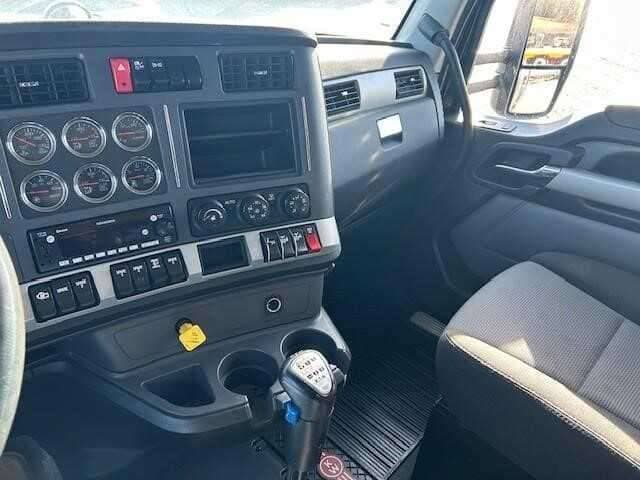 2023 Kenworth T880 image 8
