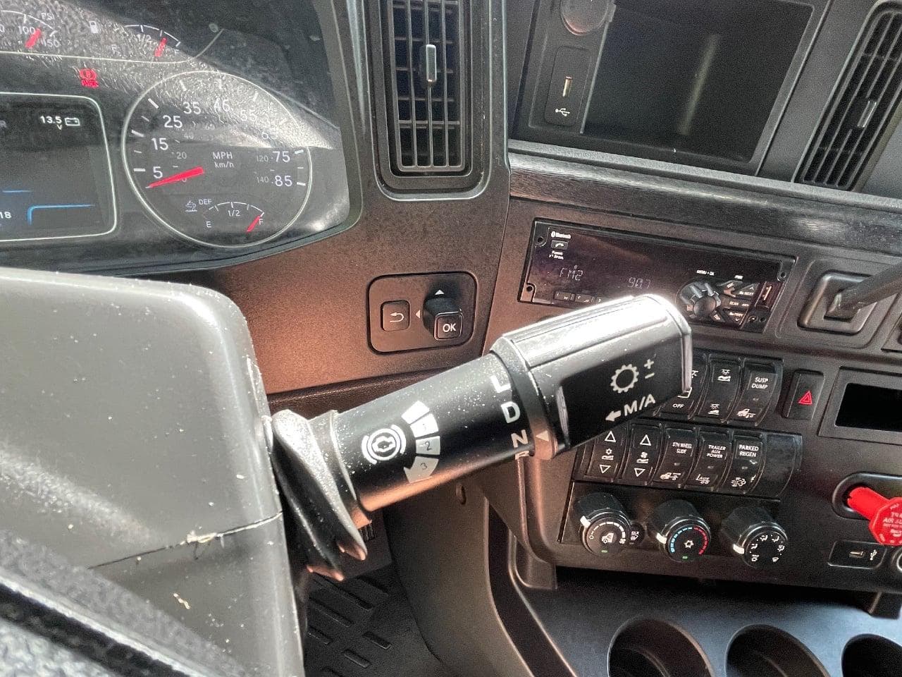 2019 International LT625 image 19