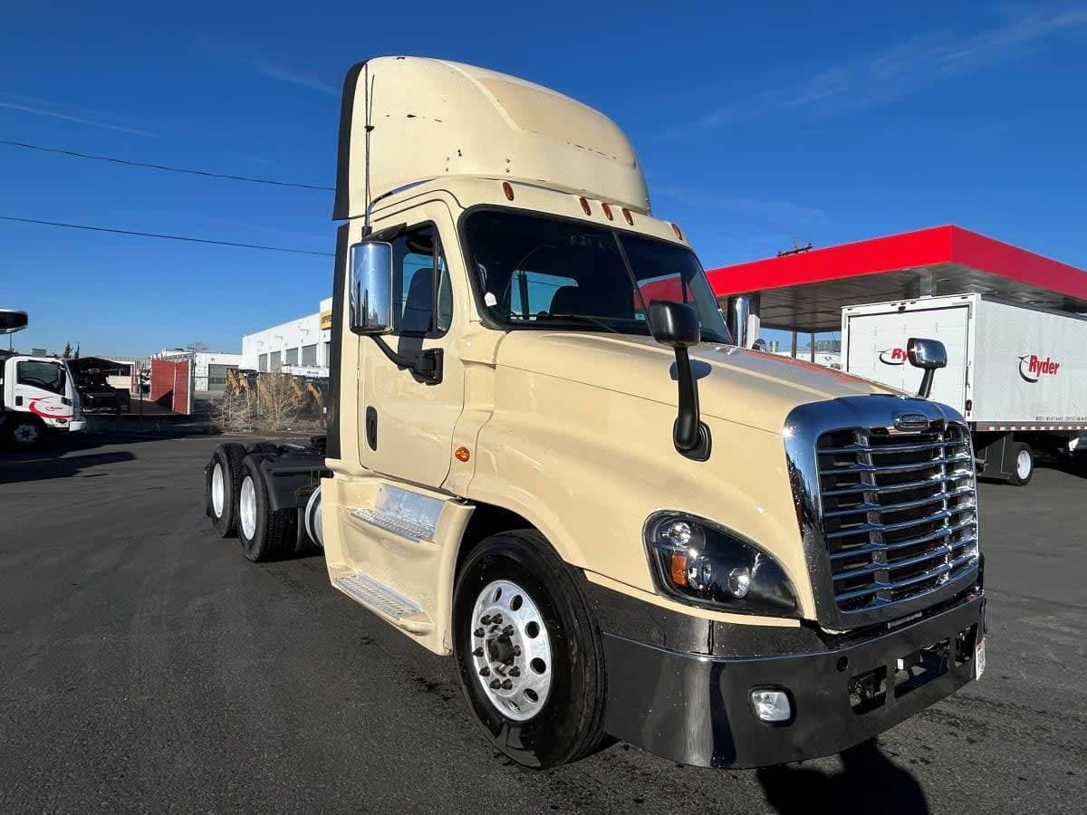 2016 Freightliner Cascadia 125 Day Cab Truck - 475HP, 12 Speed Automatic image 2