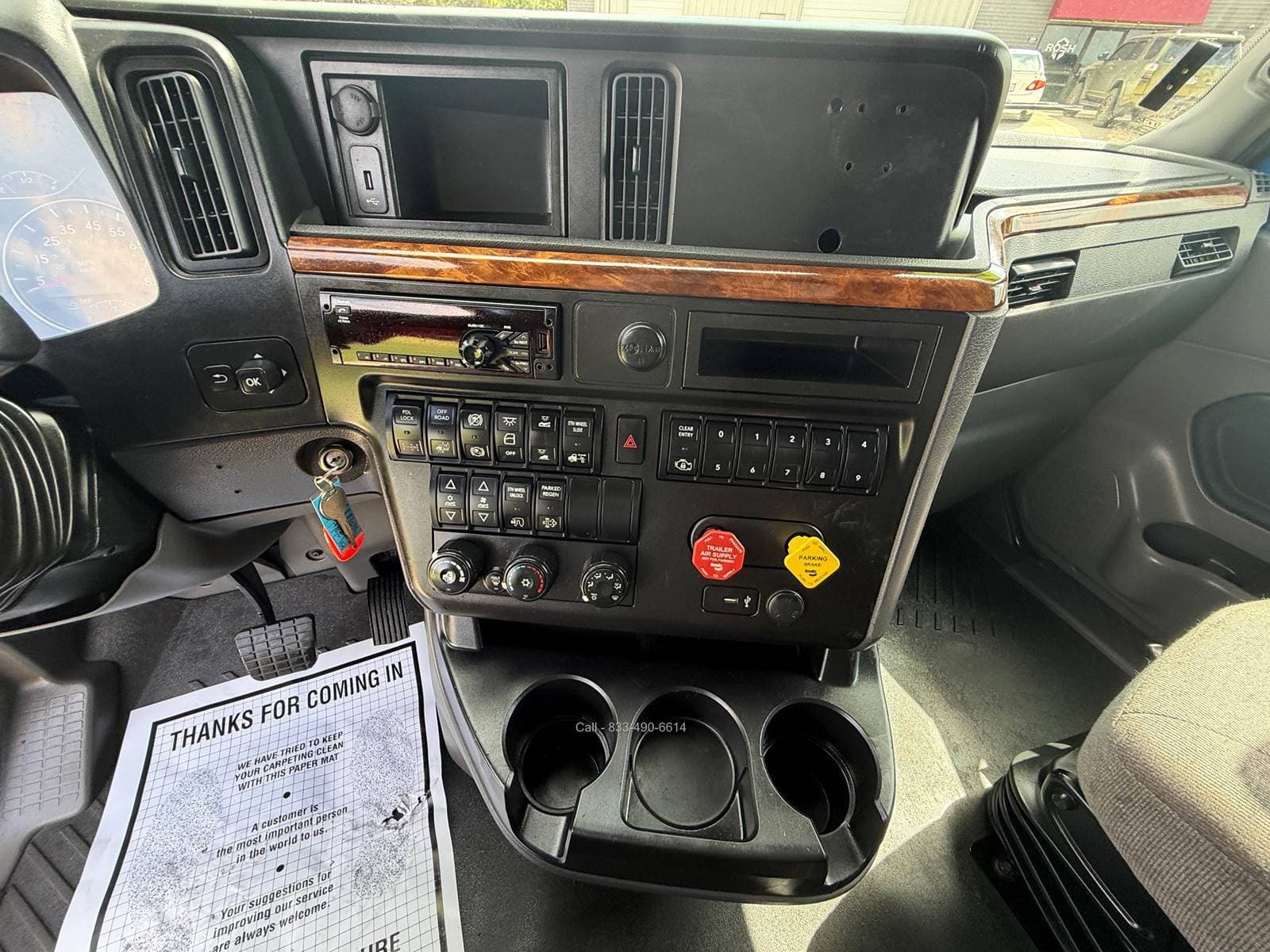 2020 International LT625 image 11