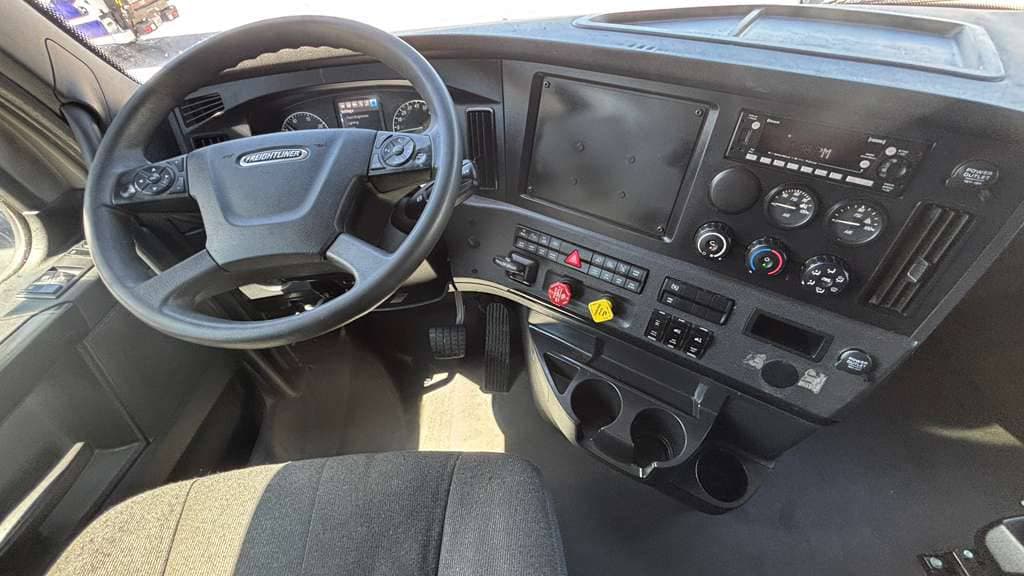 Used 2024 FREIGHTLINER PT126064ST image 19