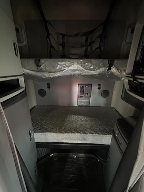 2023 Volvo VNL64T760 image 9