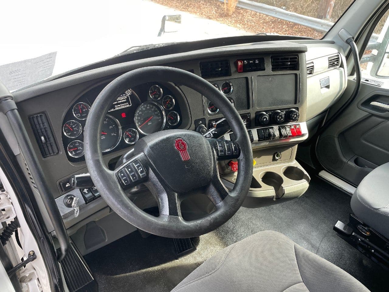 2019 Kenworth T680 image 17