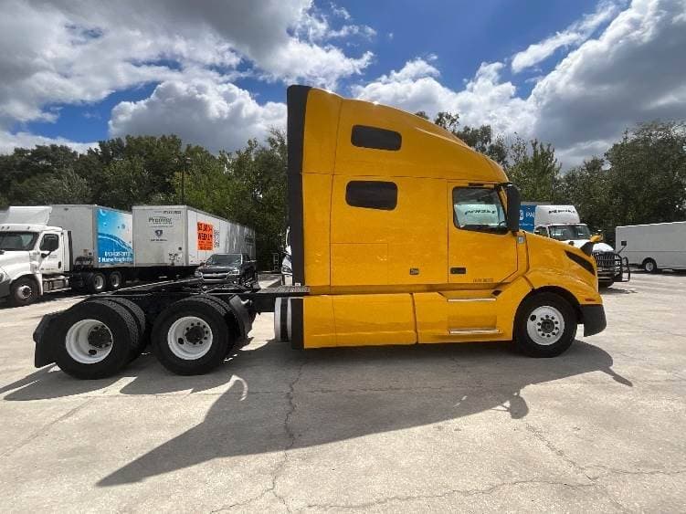 2022 Volvo VNL image 6